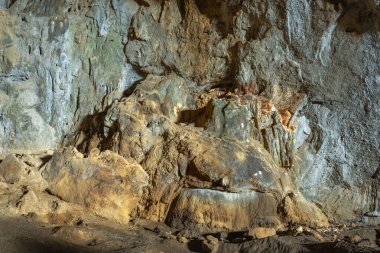 Mağara, Antalya 'nın Dosemealti ilçesindeki Ahirtas köyünün Killik bölgesinde yer alıyor. Mağara 633 metre uzunluğunda ve ana galeride iki büyük odası var..