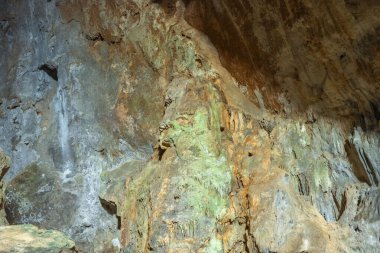 Mağara, Antalya 'nın Dosemealti ilçesindeki Ahirtas köyünün Killik bölgesinde yer alıyor. Mağara 633 metre uzunluğunda ve ana galeride iki büyük odası var..
