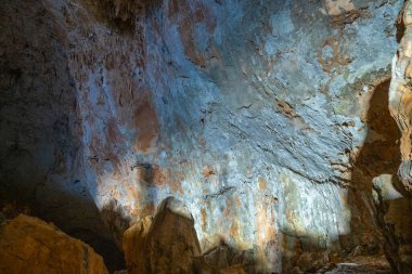 Mağara, Antalya 'nın Dosemealti ilçesindeki Ahirtas köyünün Killik bölgesinde yer alıyor. Mağara 633 metre uzunluğunda ve ana galeride iki büyük odası var..