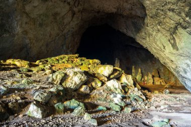 Mağara, Antalya 'nın Dosemealti ilçesindeki Ahirtas köyünün Killik bölgesinde yer alıyor. Mağara 633 metre uzunluğunda ve ana galeride iki büyük odası var..