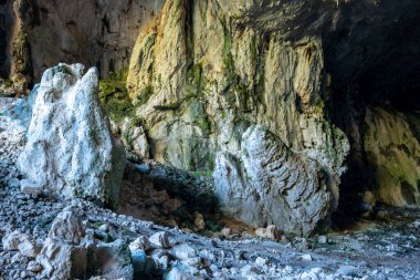 Mağara, Antalya 'nın Dosemealti ilçesindeki Ahirtas köyünün Killik bölgesinde yer alıyor. Mağara 633 metre uzunluğunda ve ana galeride iki büyük odası var..