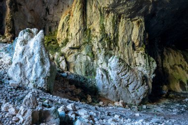 Mağara, Antalya 'nın Dosemealti ilçesindeki Ahirtas köyünün Killik bölgesinde yer alıyor. Mağara 633 metre uzunluğunda ve ana galeride iki büyük odası var..