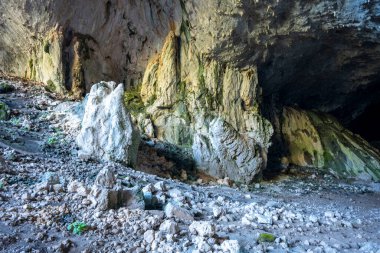 Mağara, Antalya 'nın Dosemealti ilçesindeki Ahirtas köyünün Killik bölgesinde yer alıyor. Mağara 633 metre uzunluğunda ve ana galeride iki büyük odası var..