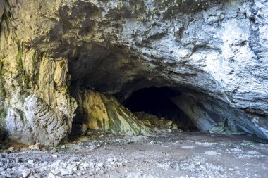 Mağara, Antalya 'nın Dosemealti ilçesindeki Ahirtas köyünün Killik bölgesinde yer alıyor. Mağara 633 metre uzunluğunda ve ana galeride iki büyük odası var..