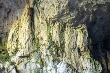 Mağara, Antalya 'nın Dosemealti ilçesindeki Ahirtas köyünün Killik bölgesinde yer alıyor. Mağara 633 metre uzunluğunda ve ana galeride iki büyük odası var..