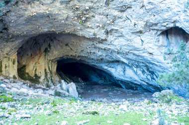 Mağara, Antalya 'nın Dosemealti ilçesindeki Ahirtas köyünün Killik bölgesinde yer alıyor. Mağara 633 metre uzunluğunda ve ana galeride iki büyük odası var..
