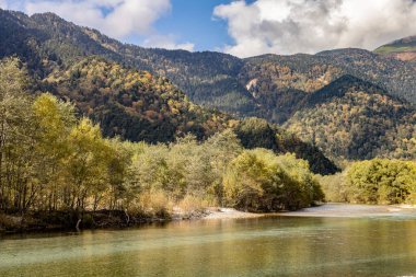 Azusa nehri Kamikochi 'den Matsumoto Havzası' na akar. Nehir, Dağ 'ın derinliklerindeki bir kaynaktan akar. Yari, belki de Kuzey Alplerin en ünlü zirvesi..