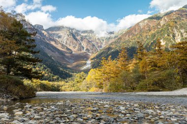 Kamikochi Milli Parkı 'nın arka planında kar dağları, kayalar ve yaprakların renk değiştirdiği tepelerden Azusa nehirleri mevsimi vardı..