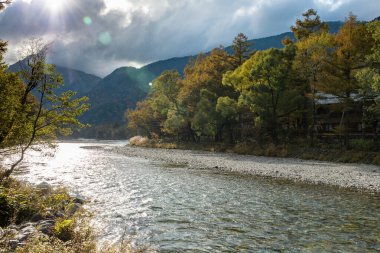 Azusa nehri Kamikochi 'den Matsumoto Havzası' na akar. Nehir, Dağ 'ın derinliklerindeki bir kaynaktan akar. Yari, belki de Kuzey Alplerin en ünlü zirvesi..