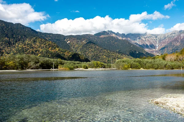 Taisho Pond (Taishoike) ile Yake-dake dağı, 1915 yılında, yakınlardaki bir volkan patlaması sonucu oluşmuştur. Yakedake, Azusa Nehri 'ne barikat kurdu..