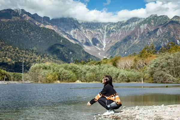 Азійська Дівчина Прекрасним Тлом Національного Парку Центрі Камікочі Сніговим Альпіністом — стокове фото
