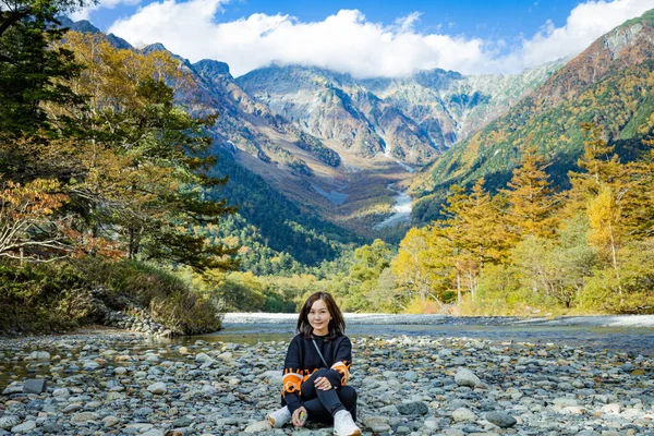 Азійська Дівчина Прекрасним Тлом Національного Парку Камікочі Сніговим Альпіністом Скелею — стокове фото