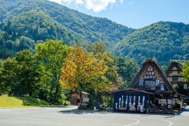 Shirakawa, Gifu, Japonya - Ekim 2022 - Sonbahar mevsiminde Shirakawago turizm merkezi.