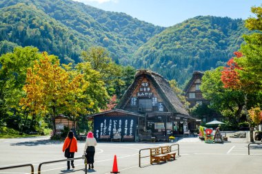 Shirakawa, Gifu, Japonya - Ekim 2022 - Sonbahar mevsiminde Shirakawago turizm merkezi.