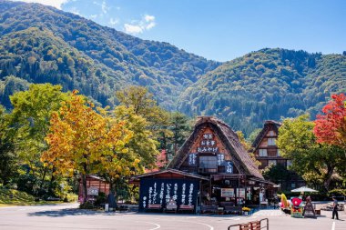 Shirakawa, Gifu, Japonya - Ekim 2022 - Sonbahar mevsiminde Shirakawago turizm merkezi.