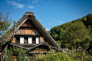 Shirakawa Geleneksel ve Tarihi Japon köyü Shirakawago sonbaharda. Çatı zukuri tarzında ahşap bir ev. Shirakawa-go, Unesco 'nun dünya mirası ve Japonya' nın en önemli yeri..