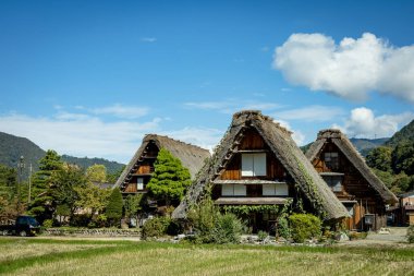 Shirakawa Geleneksel ve Tarihi Japon köyü Shirakawago sonbaharda. Çatı zukuri tarzında ahşap bir ev. Shirakawa-go, Unesco 'nun dünya mirası ve Japonya' nın en önemli yeri..