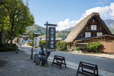 Shirakawa, Gifu, Japonya - Ekim 2022 - Sonbahar mevsiminde Shirakawago turizm merkezi.