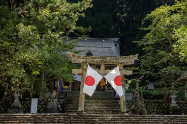 Shirakawago, Gifu, Japonya - Ekim 2022 Shirakawa Hachiman Tapınağı Kapısı Bölgesi Çam ağaçları ve Japon bayrağı ile.