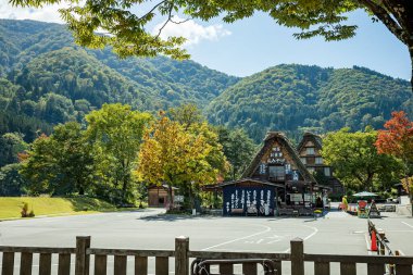 Shirakawa, Gifu, Japonya - Ekim 2022 - Sonbahar mevsiminde Shirakawago turizm merkezi.