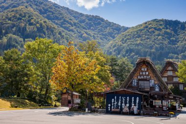 Shirakawa, Gifu, Japonya - Ekim 2022 - Sonbahar mevsiminde Shirakawago turizm merkezi.