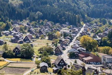 Shirakawa Tarihi Japonlar. Shirakawago köyü sonbaharda havadan izleniyor. Çatı zukuri tarzında ahşap bir ev. Shirakawa-go, Japonya 'nın Unesco dünya mirası ve dönüm noktasıdır.