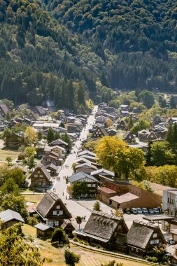 Shirakawa Tarihi Japonlar. Shirakawago köyü sonbaharda havadan izleniyor. Çatı zukuri tarzında ahşap bir ev. Shirakawa-go, Japonya 'nın Unesco dünya mirası ve dönüm noktasıdır.