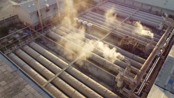 把注意力集中在从一家工厂房顶散发出来的有毒气体上 工厂在生产过程中排放了大量的白烟 这给世界造成了空气污染 — 图库视频影像
