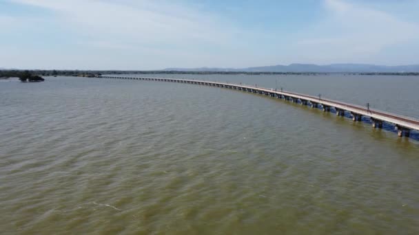 มมองทางอากาศของรถไฟท องเท ยวท จอดอย บนสะพานรถไฟลอยเหน าทะเลสาบในเข อนปาซากโยล องฟ าในลพบ ประเทศไทย — วีดีโอสต็อก