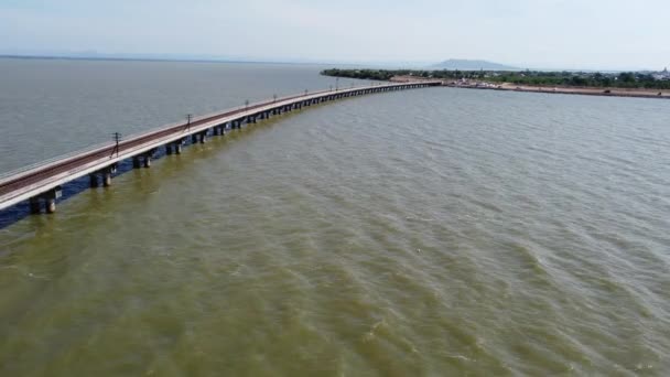 Luchtfoto Van Een Verbazingwekkende Reis Trein Geparkeerd Een Drijvende Spoorbrug — Stockvideo
