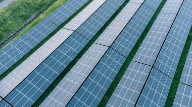 Güneş pilleri, nehir ve fabrikaların yanında endüstriyel alanlarda tarım yapıyor. Teknoloji geri dönüşümlü ekosistem ile Yeşil Dünya kavramı.