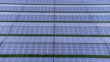 Güneş pilleri, nehir ve fabrikaların yanında endüstriyel alanlarda tarım yapıyor. Teknoloji geri dönüşümlü ekosistem ile Yeşil Dünya kavramı.