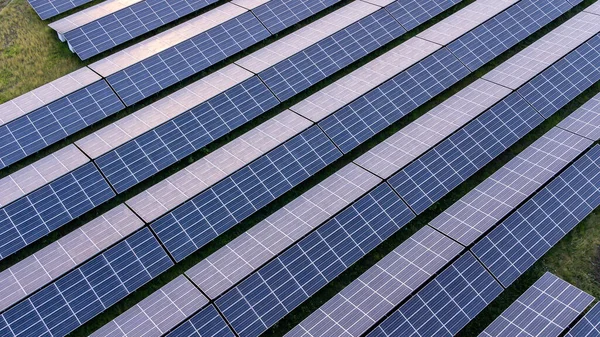 Células Solares Cultivando Lado Rios Fábricas Área Industrial Conceito Mundo — Fotografia de Stock