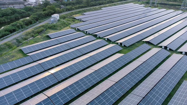 Células Solares Junto Ríos Fábricas Zona Industrial Concepto Mundo Verde —  Fotos de Stock