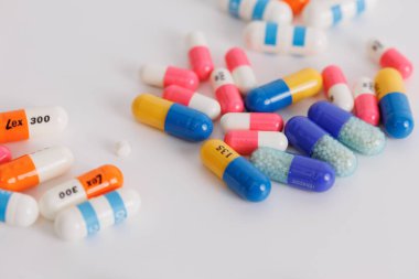 Modern İlaç Fabrikası Üretim ve Paketleme Süreci sırasında renkli haplar ve kapsüller. Tablet ve Kapsül Üretim Süreci. Tıbbi Uyuşturucu Üretim Hattı 'nın Yakın Çekimi.