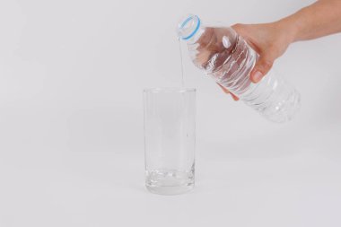 Bilimadamı el, bir bardak su üzerinde örnek testi yapıyor. Vitaminler, probiyotikler, ağrı kesiciler, ilaçlar ve diyet takviyeleri kontrol ediliyor. Hastalık önleme ve tedavi kavramı, sağlık hizmetleri.
