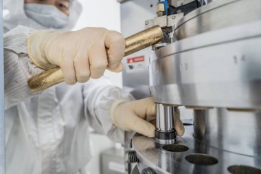 Endüstriyel ilaç üretim süreci için tek yumruklama tableti pres makinesinin kapanış yumruklama araçları deposu veya outlet sekmesi.