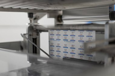 Doktor ya da bilim adamı bir araştırma laboratuarında mikroskop ve bilimsel ekipman uzattı. Tıp alanında uzmanlar, Gelişmiş İlaç Laboratuvarı 'nda Biyoteknoloji Araştırması. Sağlıklı araştırma kavramı.