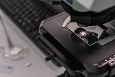 Doktor ya da bilim adamı bir araştırma laboratuarında mikroskop ve bilimsel ekipman uzattı. Tıp alanında uzmanlar, Gelişmiş İlaç Laboratuvarı 'nda Biyoteknoloji Araştırması. Sağlıklı araştırma kavramı.