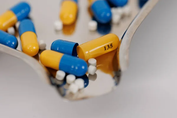 Makro Feles Színes Tabletták Kapszulák Előállítása Csomagolása Során Modern Gyógyszergyár — Stock Fotó