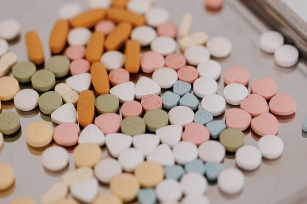 Makroaufnahme Farbiger Pillen Und Kapseln Während Des Produktions Und Verpackungsprozesses — Stockfoto
