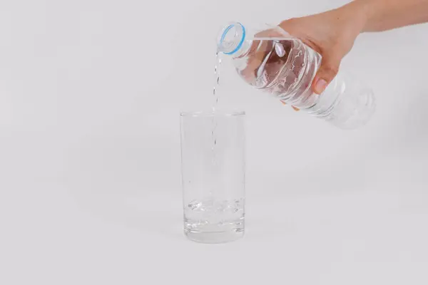 水のガラスでサンプルテストを行う科学者の手 ビタミンプロバイオティクス 鎮痛剤 栄養補助食品をチェックする 病気の予防と治療 ヘルスケアの概念 — ストック写真