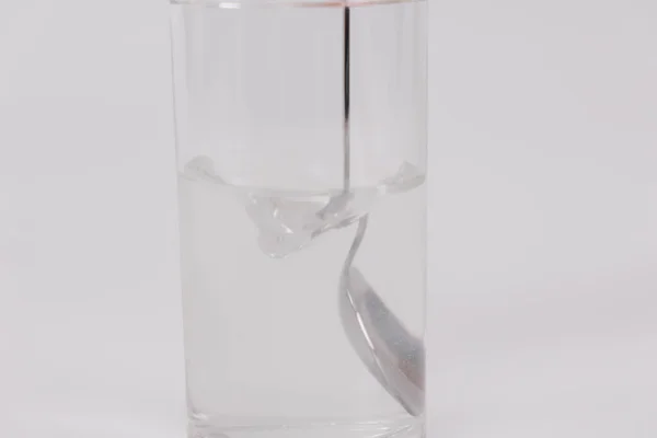 Επιστήμονας Χέρι Κάνει Δειγματοληπτική Δοκιμή Ένα Ποτήρι Νερό Έλεγχος Προβιοτικών — Φωτογραφία Αρχείου