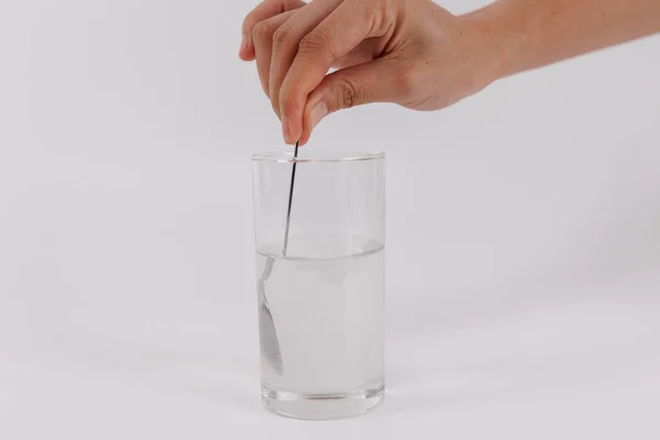 Επιστήμονας Χέρι Κάνει Δειγματοληπτική Δοκιμή Ένα Ποτήρι Νερό Έλεγχος Προβιοτικών — Φωτογραφία Αρχείου