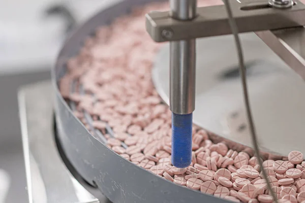 Makroaufnahme Farbiger Pillen Und Kapseln Während Des Produktions Und Verpackungsprozesses — Stockfoto
