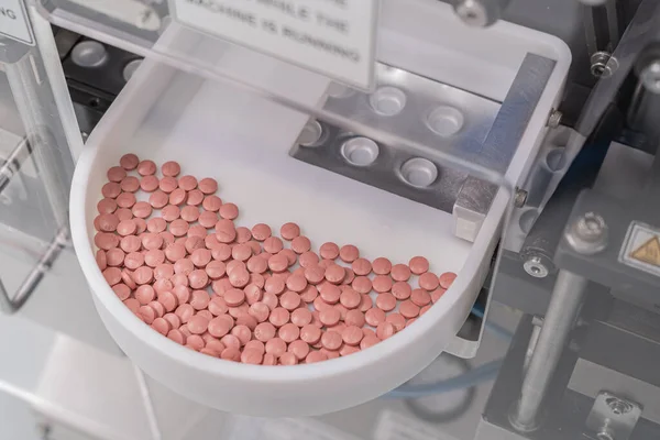 공장에서 과정에서 캡슐의 매크로 태블릿 프로세스 의약품 라인의 클로즈업 — 스톡 사진