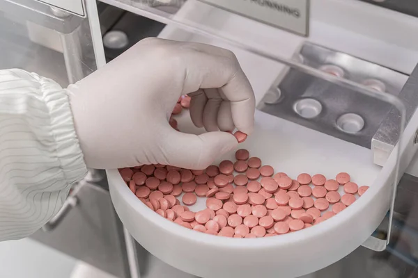 공장에서 과정에서 캡슐의 매크로 태블릿 프로세스 의약품 라인의 클로즈업 — 스톡 사진