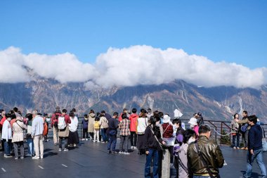 Japon Alpleri, Shinhotaka Ropeway, Japonya - Ekim 2023: Sonbahar renklerinde ana turistik ilgi merkezi Shin Hotaka 'nın atmosferi teleferik ve halatla turistlere sonbahar yeşilliklerinde hizmet veriyor..