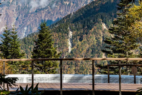 stock image The atmosphere of the main tourist attraction Shin Hotaka in the autumn colors with a cable car and ropeway serving tourists. Japan Alps, Shinhotaka Ropeway and Fall foliage.