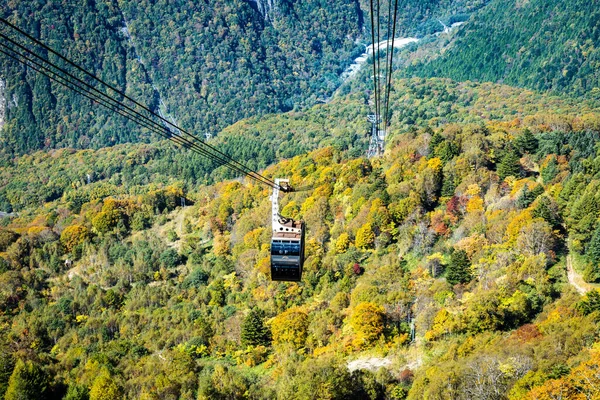 Atmosfera Głównej Atrakcji Turystycznej Shin Hotaka Jesiennych Kolorach Kolejką Linową — Zdjęcie stockowe